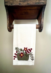 POINSETTIA W/BERRIES TOWEL *NEW* AVAIL AUG 2024